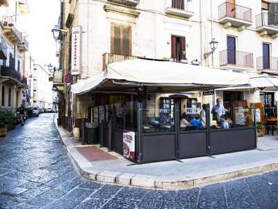Siamo ora nel centro storico cittadino, tra via Corridoni e piazza Chiurlia, l� dove si trova la �Pazzeria Dregher�, dal nome della birra preferita del fondatore Andrea Signorile